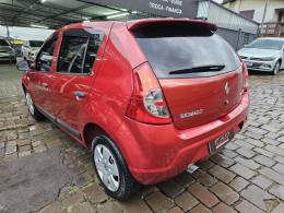 RENAULT - SANDERO - 2010/2011 - Vermelha - R$ 31.900,00