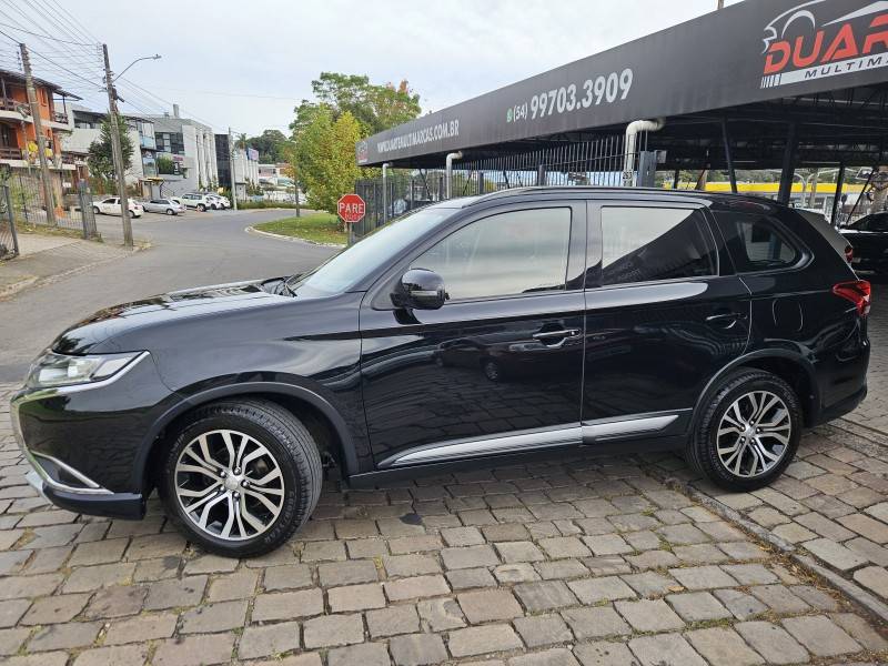 MITSUBISHI - OUTLANDER - 2015/2016 - Preta - R$ 89.900,00