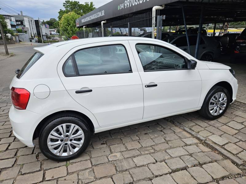VOLKSWAGEN - GOL - 2022/2023 - Branca - R$ 55.900,00