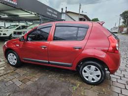 RENAULT - SANDERO - 2010/2011 - Vermelha - R$ 31.900,00