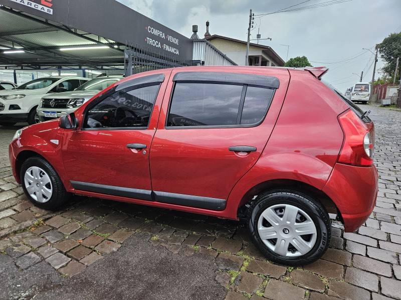 RENAULT - SANDERO - 2010/2011 - Vermelha - R$ 31.900,00