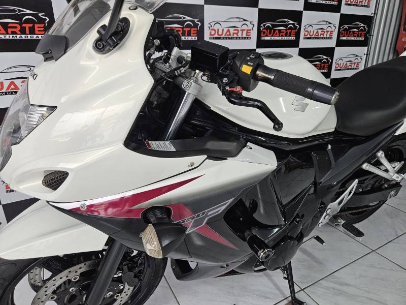 SUZUKI - GSX - 2011/2012 - Branca - R$ 28.900,00