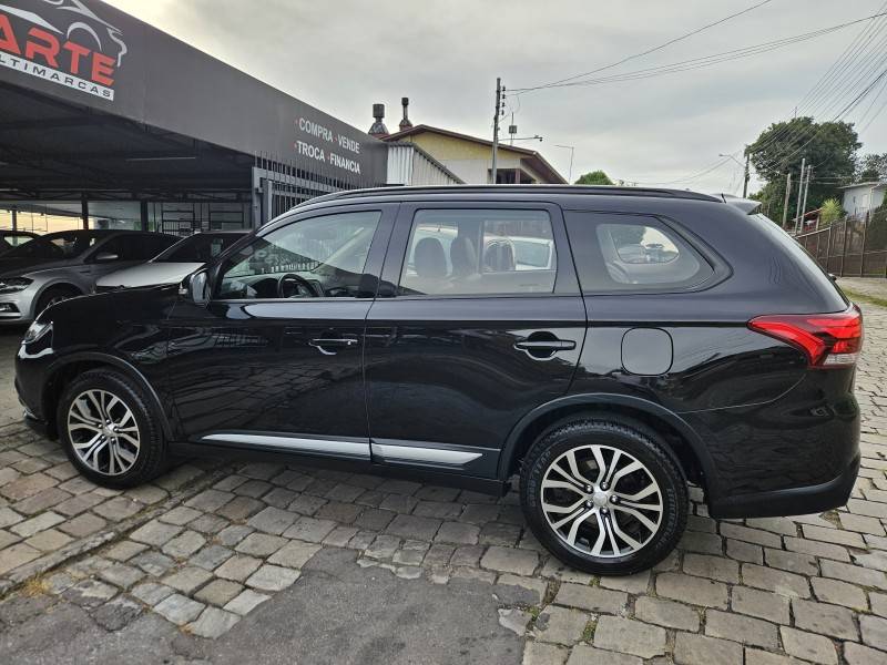 MITSUBISHI - OUTLANDER - 2015/2016 - Preta - R$ 87.900,00