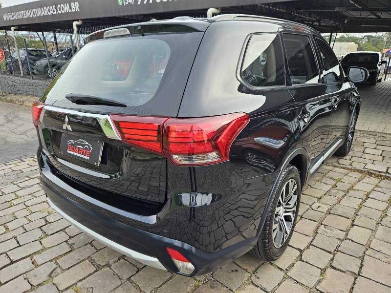 MITSUBISHI - OUTLANDER - 2015/2016 - Preta - R$ 89.900,00