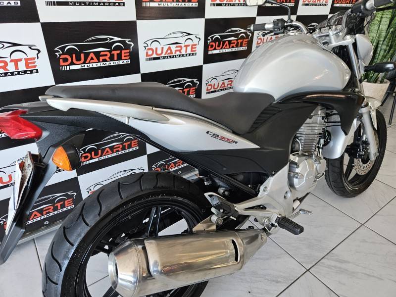 HONDA - CB 300R - 2009/2010 - Prata - R$ 13.500,00