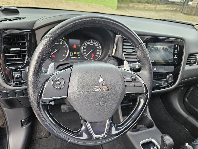 MITSUBISHI - OUTLANDER - 2015/2016 - Preta - R$ 89.900,00