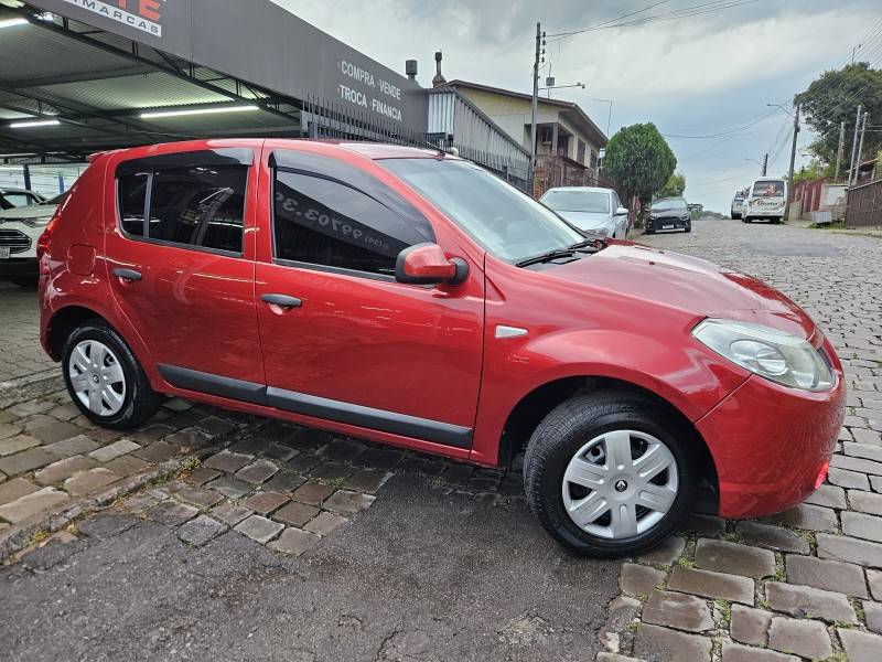 RENAULT - SANDERO - 2010/2011 - Vermelha - R$ 31.900,00