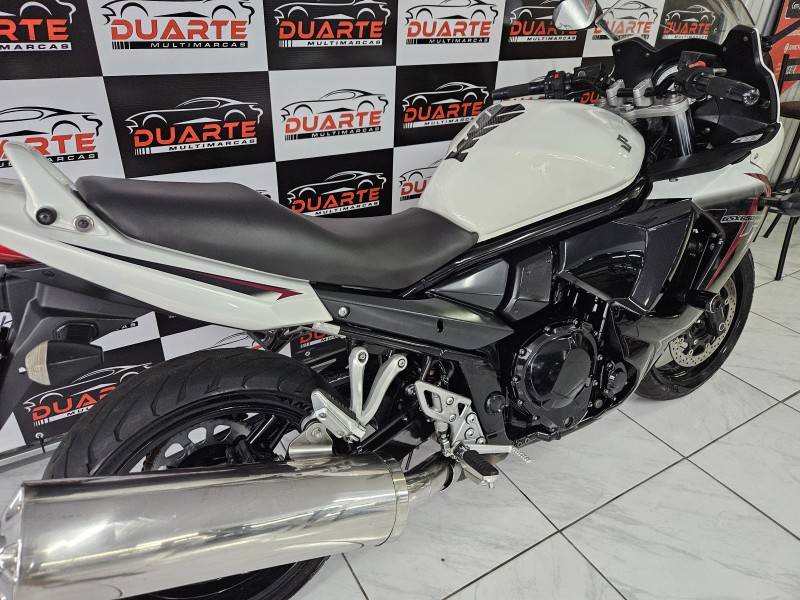SUZUKI - GSX - 2011/2012 - Branca - R$ 28.900,00