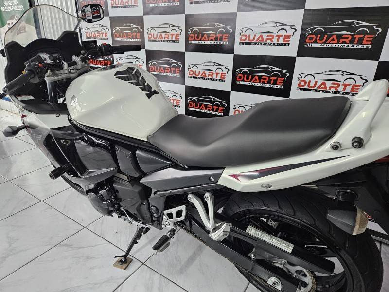 SUZUKI - GSX - 2011/2012 - Branca - R$ 28.900,00