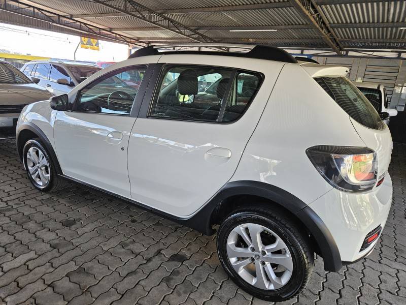RENAULT - SANDERO - 2014/2015 - Branca - R$ 45.900,00