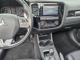 MITSUBISHI - OUTLANDER - 2015/2016 - Preta - R$ 89.900,00