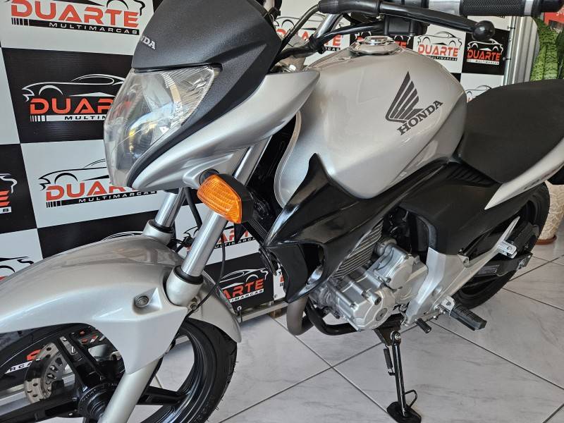 HONDA - CB 300R - 2009/2010 - Prata - R$ 13.500,00