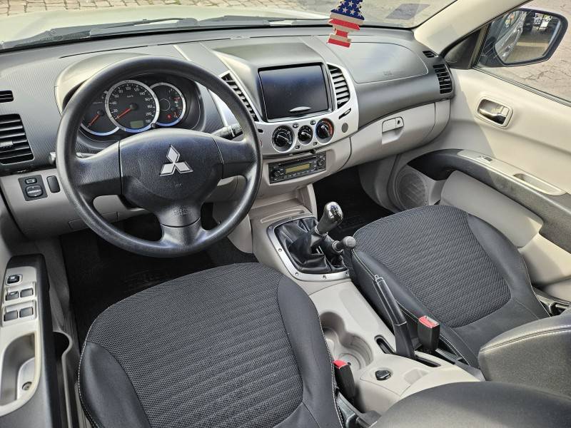 MITSUBISHI - L200 TRITON - 2013/2013 - Prata - R$ 107.900,00