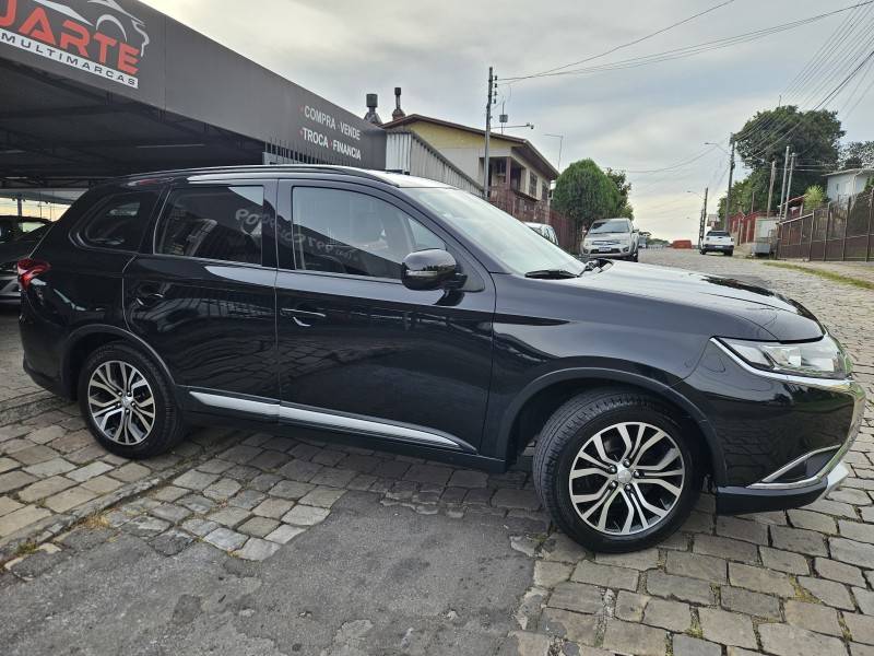 MITSUBISHI - OUTLANDER - 2015/2016 - Preta - R$ 89.900,00