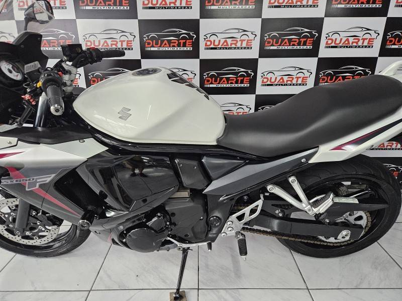 SUZUKI - GSX - 2011/2012 - Branca - R$ 28.900,00
