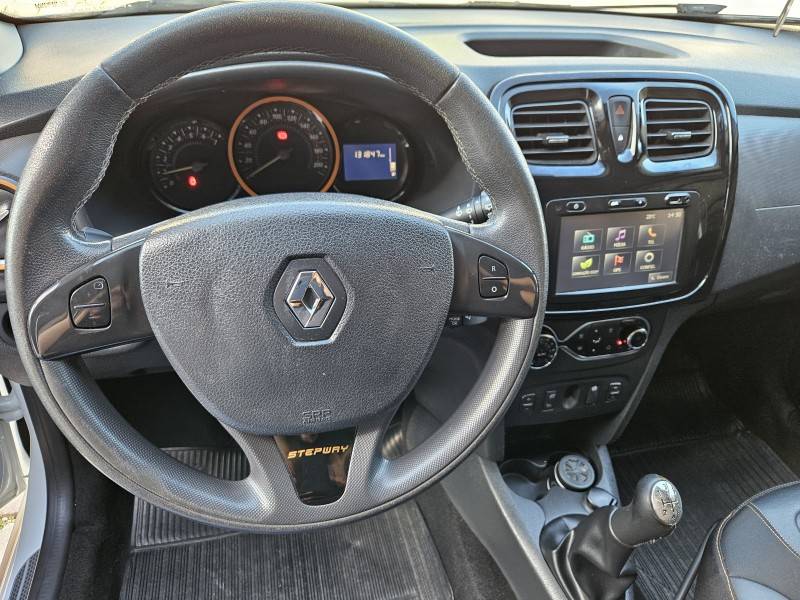 RENAULT - SANDERO - 2014/2015 - Branca - R$ 45.900,00