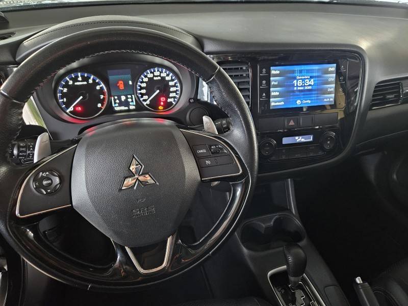 MITSUBISHI - OUTLANDER - 2015/2016 - Preta - R$ 89.900,00