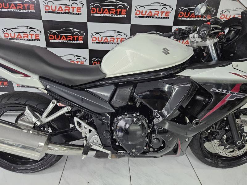 SUZUKI - GSX - 2011/2012 - Branca - R$ 28.900,00